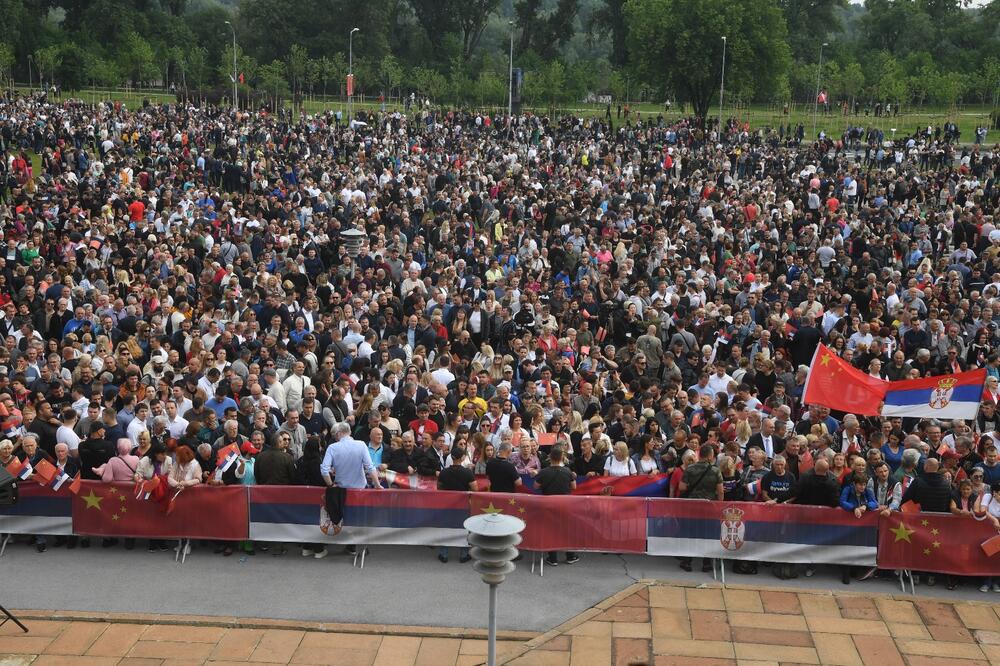VELIČANSTVEN PRIZOR! REKA LJUDI ISPRED PALATE SRBIJA! Svečani doček Si Đinpinga, građani čekaju kineskog predsednika (FOTO)