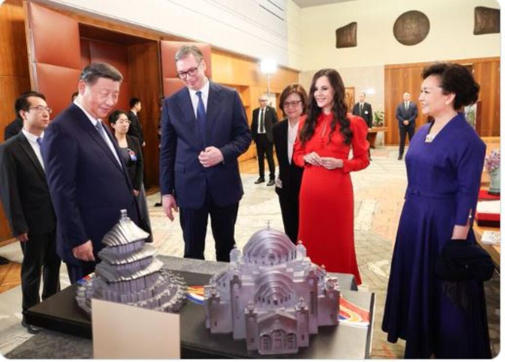 ŠTA JE SI ĐINPING POKLONIO PREDSEDNIKU SRBIJE! Kineski šef države ovako darovao Vučića (FOTO)