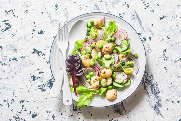 Zdrava i ukusna prolećna salata sa mladim krompirićima i graškom: Lako se sprema, a sve pršti od vitamina