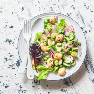 Zdrava i ukusna prolećna salata sa mladim krompirićima i graškom: Lako
