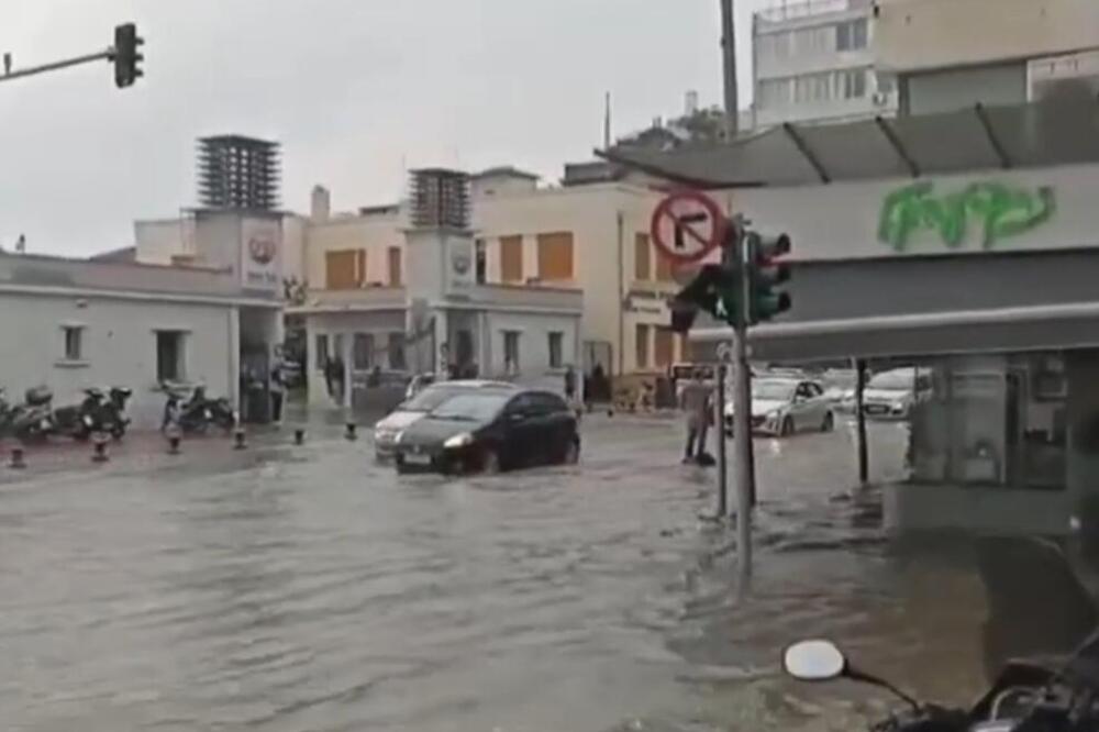 APOKALIPSA U SOLUNU Jako nevreme pogodilo grad, automobili plivaju na ulicama (VIDEO)