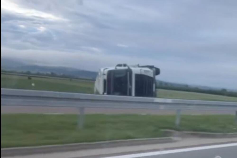 SAOBRAĆAJKA NA PUTU NIŠ - LESKOVAC: Prevrnuo se kamion pored puta (VIDEO)