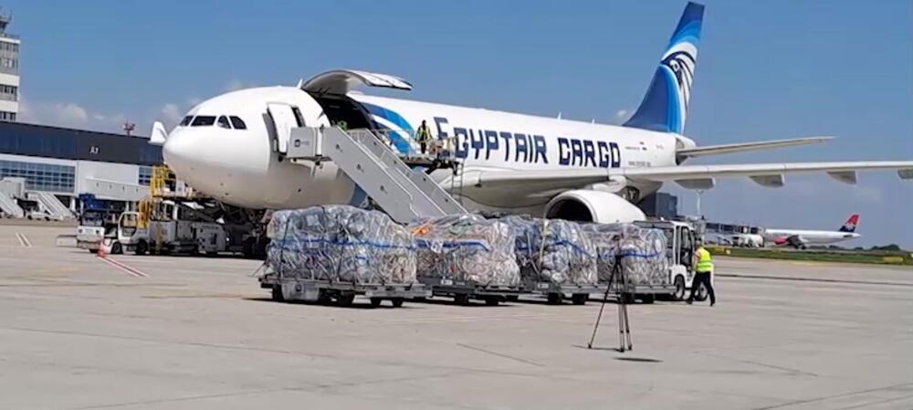 DRUGI AVION SA POMOĆI IZ SRBIJE ZA GAZU POLETEO ZA EGIPAT: Srbija poslala hranu, vodu, medicinsku opremu i šatore za porodice