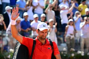POPULARNIJI OD "BITLSA": Novak Đoković stigao u Ženevu! Najbolji teniser sveta se SLIKAO, pa odradio prvi trening! (VIDEO)