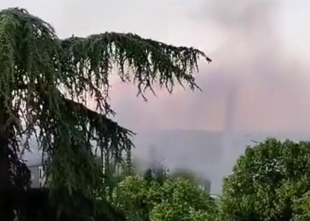 POŽAR U PANČEVU: Dim kulja iz velike garaže, vatrogasci na licu mesta (FOTO/VIDEO)