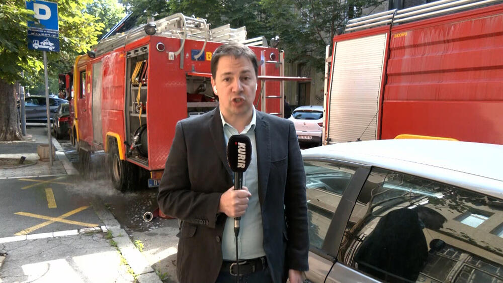 REPORTER KURIR TELEVIZIJE NA MESTU POŽARA U BEOGRADU! Gori potkrovlje stare zgrade, otkrio ima li povređenih stanara (VIDEO)