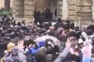 HAOS ISPRED PARLAMENTA GRUZIJE! Policija u sukobu sa demonstrantima: Leteli predmeti na sve strane, uhapšeno 20 ljudi (VIDEO)