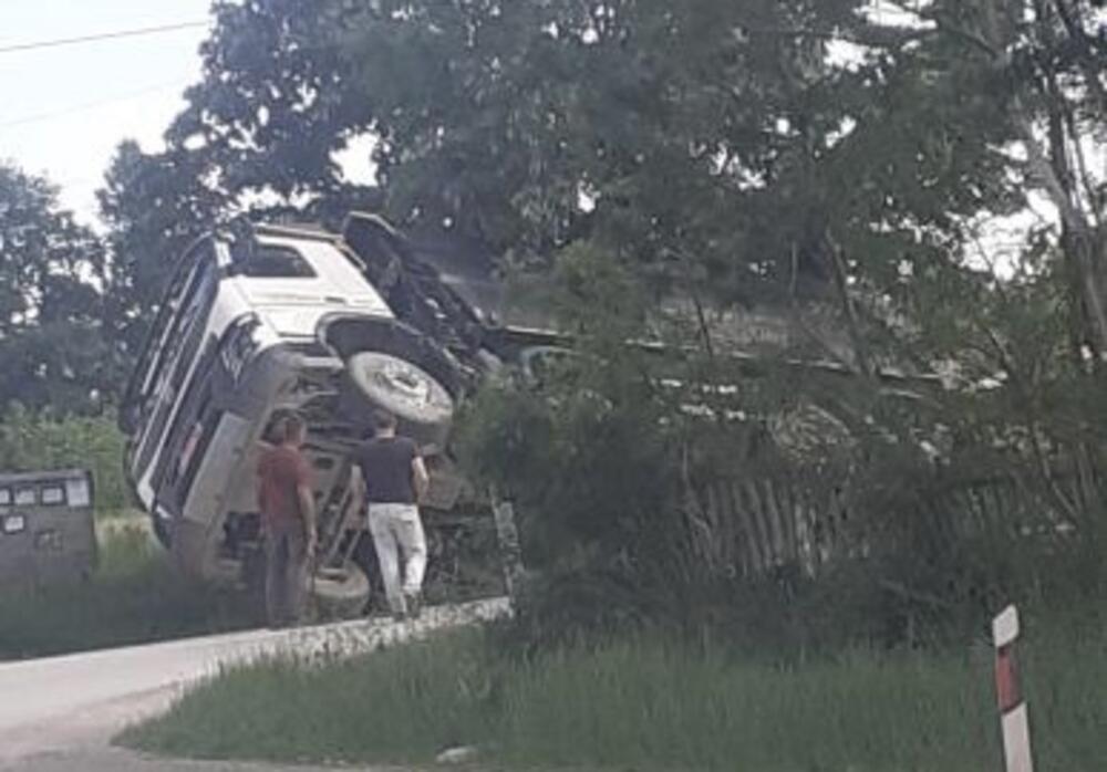 TOČKOVI OSTALI DA VISE U VAZDUHU, ODJEDNOM JE POTONUO: Prevrnuo se kamion kod Čačka, završio u kanalu pored puta (FOTO)