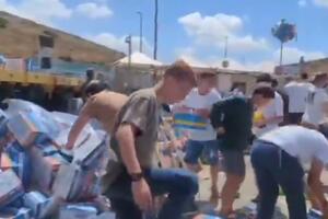 IZRAELCI ZAUSTAVILI JOŠ JEDAN KAMION KOJI JE PREVOZIO HUMANITARNU POMOĆ ZA GAZU: Demonstranti GAZILI pakete sa hranom (VIDEO)