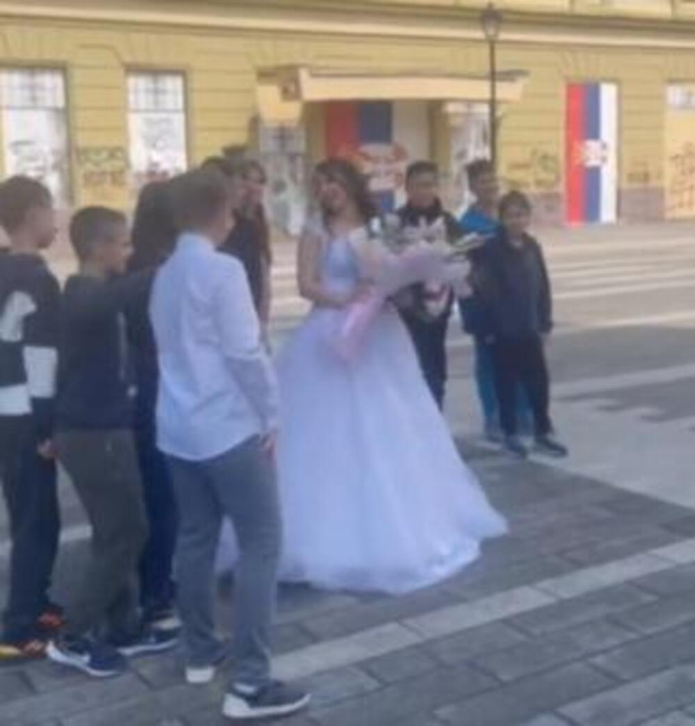 UDALI SMO RAZREDNU: Dirljiva scena na venčanju! Učenici se pojavili sa buketom, a evo šta je uradila mlada (VIDEO)