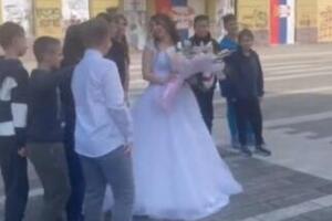 UDALI SMO RAZREDNU: Dirljiva scena na venčanju! Učenici se pojavili sa buketom, a evo šta je uradila mlada (VIDEO)