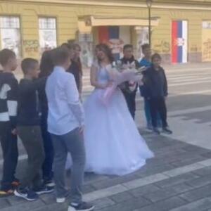 UDALI SMO RAZREDNU: Dirljiva scena na venčanju! Učenici se pojavili sa