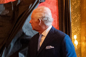 "I ON SE PREPAO" Urnebesni komentari na račun zvaničnog portreta kralja Čarlsa: "Kao da je U PAKLU" (FOTO)
