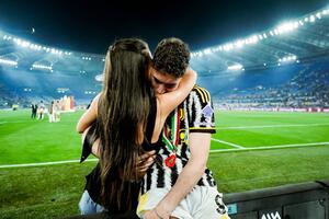 DUŠAN JE PRVO NJOJ POLETEO U ZAGRLJAJ! Vlahović doneo trofej Juventusu, pa proslavio u društvu PRELEPE Srpkinje! (FOTO)