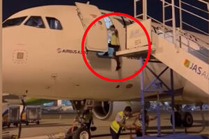 UZNEMIRUJUĆE: Jeziv pad radnika avio-kompanije zabeležila kamera, svemu prethodila BIZARNA GREŠKA njegovih kolega (VIDEO)