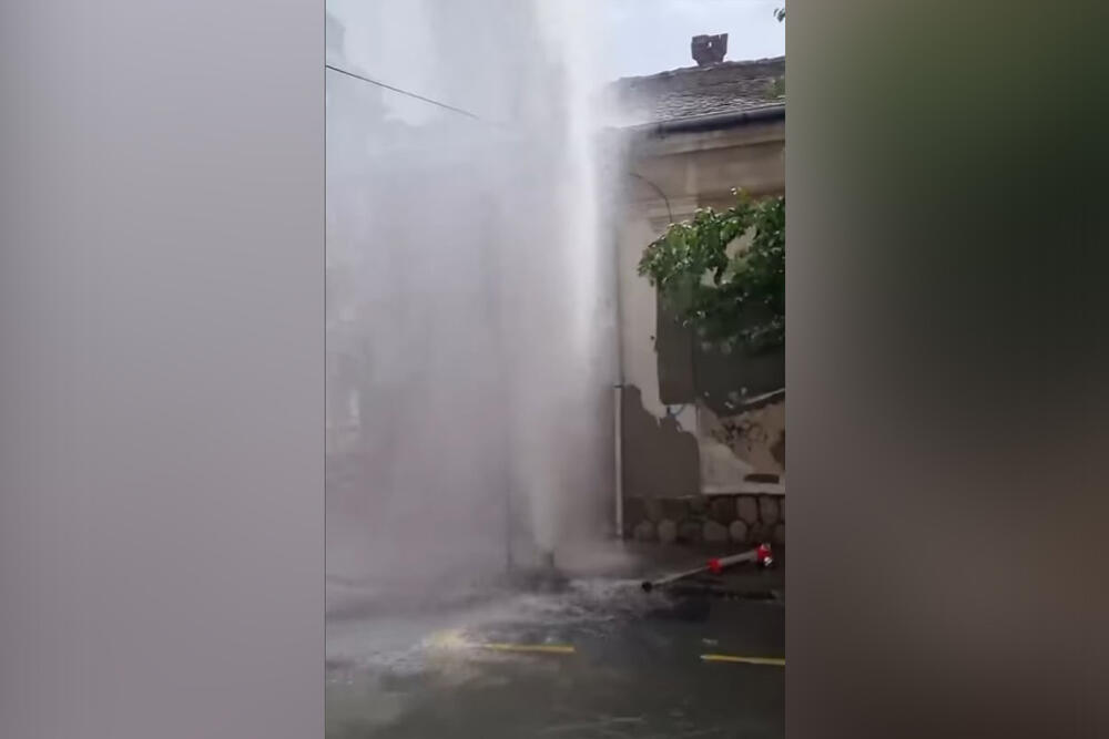 GEJZIR USRED BEOGRADA: Pukao hidrant, voda šiklja na sve strane (VIDEO)