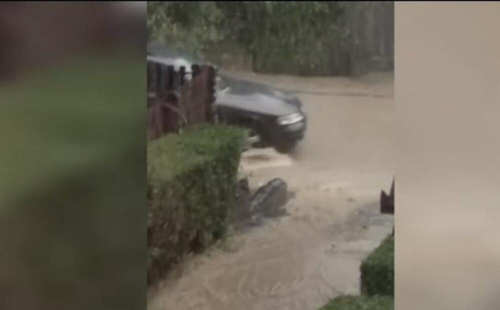 ULICE U VRANJU POD VODOM: Preko noći palo 44 litara kiše po metru kvadratnom, VELIKI PROBLEMI U SAOBRAĆAJU! (VIDEO)