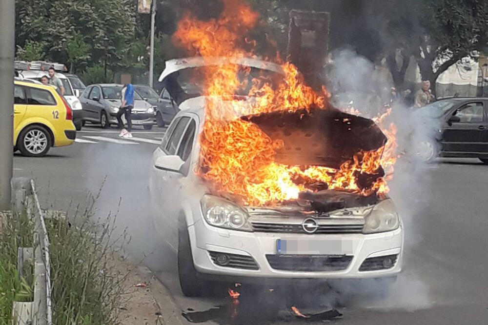 ZAPALIO SE AUTOMOBIL U CENTRU KRAGUJEVCA: Vozilo potpuno izgorelo, nema povređenih