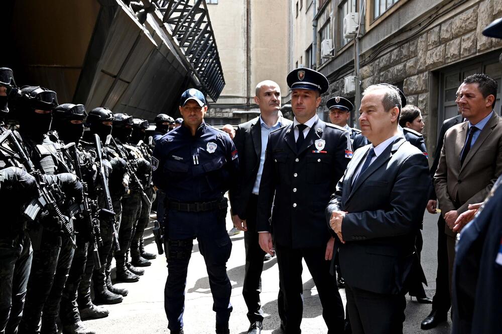 "BORIĆEMO SE ZAJEDNO PROTIV KRIMINALA" Ministar Dačić obišao pripadnike Policijske uprave za grad Beograd (FOTO)
