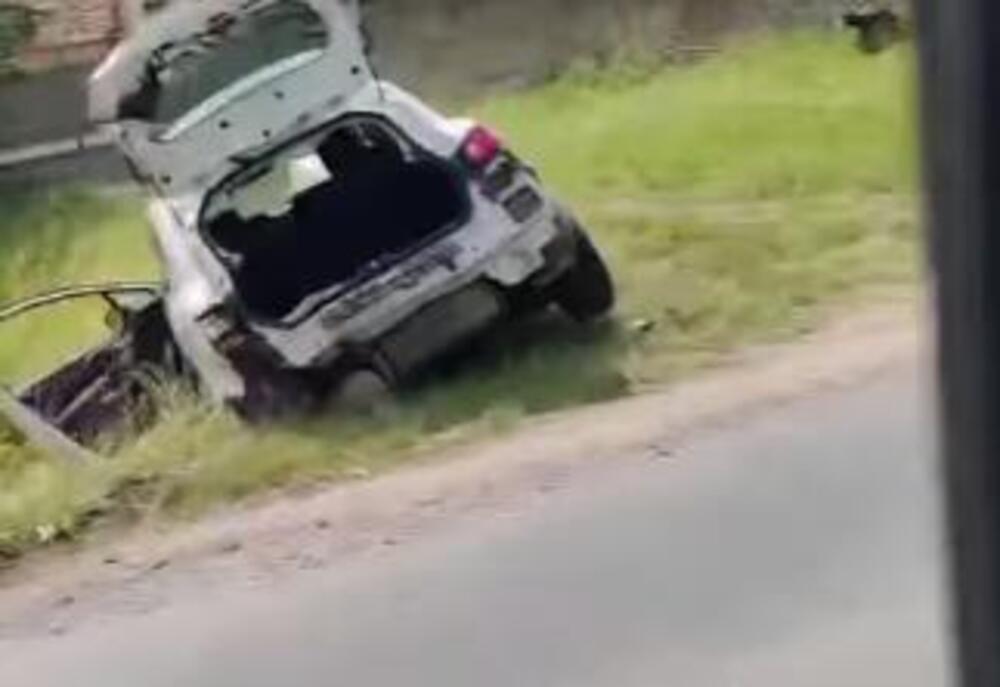AUTOMOBIL SLETEO S PUTA: Nesreća kod Bečeja, objavljen snimak na mrežama - razlupan automobil završio u jarku (VIDEO)