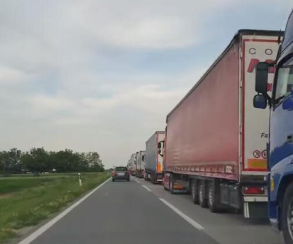 SNIMAK NEPREGLEDNE KOLONE KAMIONA KOD ŠIDA: &quot;Roba ne sme da čeka, kamion treba da vozi&quot; (VIDEO)