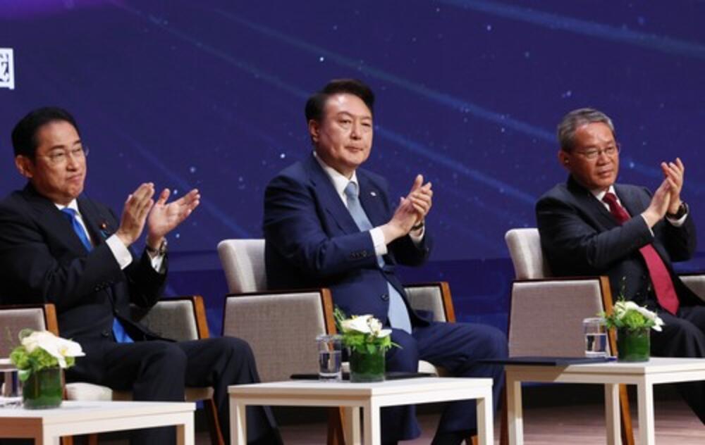 Japanski premijer Fumio Kišida, južnokorejski predsednik Jun Suk Jeol i kineski premijer Li Ćijang