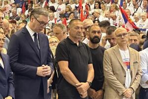 OČEVI DECE UBIJENE U DUBONI PODRŽALI PREDSEDNIKA VUČIĆA: Miša Todorović i Saša Panić u crnini, sve vreme stoje uz predsednika