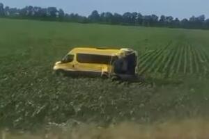 SUDAR KAMIONA I AUTOBUSA NA OBILAZNICI PUPINOV MOST: Kamion udario u autobus, odbacio ga u njivu (VIDEO)
