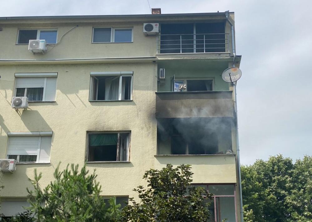 STAN POTPUNO IZGOREO: Požar u Sremskoj Mitrovici! Kuljao dim, pa se začuo prasak, nastala panika! Vatrogasci brzo reagovali VIDEO