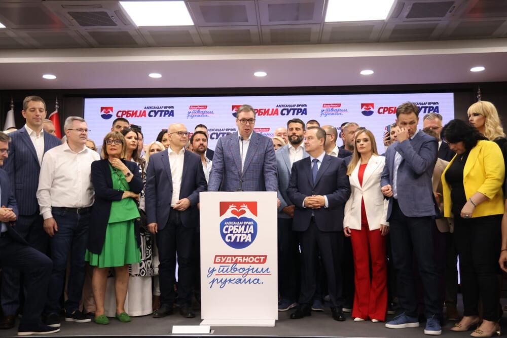 TUŽNO JE GLEDATI NAPADE NA KOL CENTRE Vučić: Mi se ozbiljno spremamo za izbore