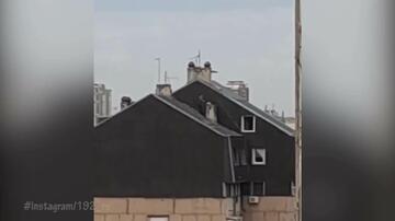 Čovek u Beogradu šeta po kosom krovu višespratnice