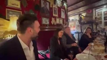 Ivan Bosiljčić i Sloboda Mićalović pevaju u kafani "Kad zamirišu jorgovani"