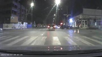 Vozač izgubio kontrolu, pa udario u semafor