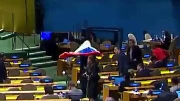 Vučić nakon sednice razvio zastavu i pokazao tri prsta