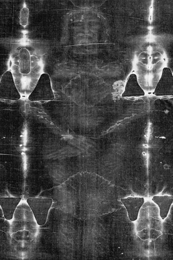 Negativ celog Torinskog pokrova, prednje i zadnje strane. Naučnici smatraju da je ovo Isus Hrist Foto: Wikimedia
