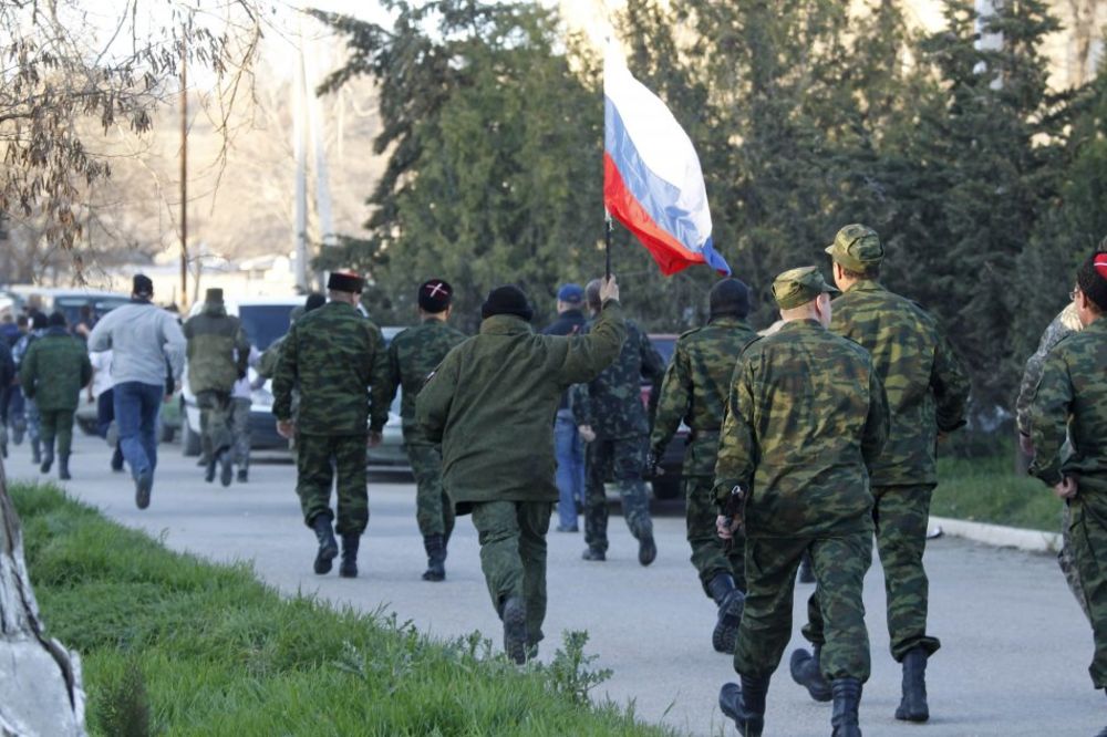 Proruske snage ispred baze Belbek (Foto: Reuters)