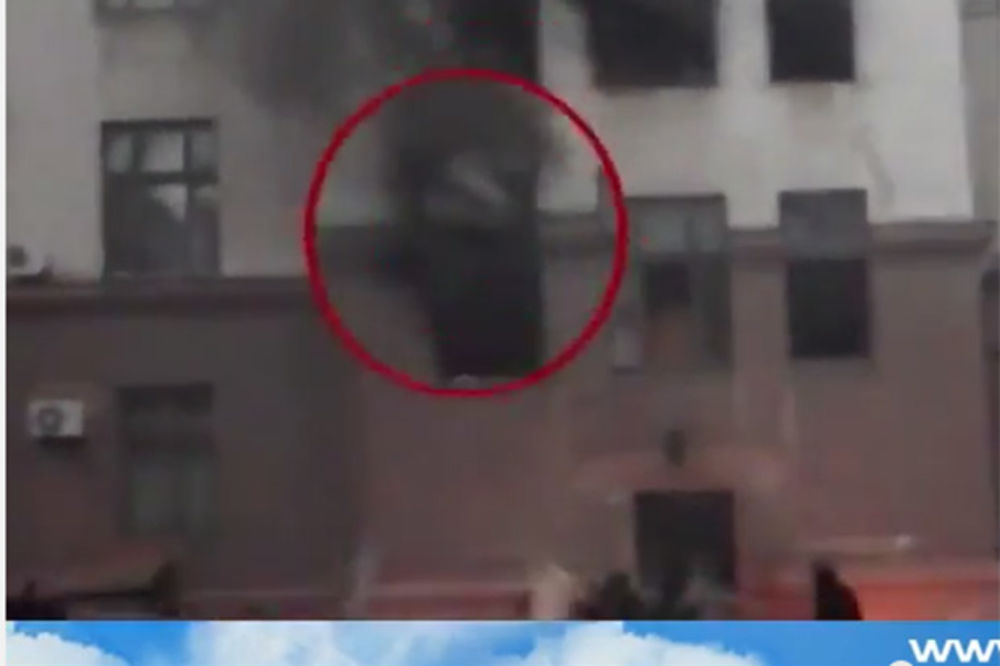 Ljudi su živi iskakali iz zapaljenog Doma sindikata u Odesi (Foto: Printscreen YouTube)