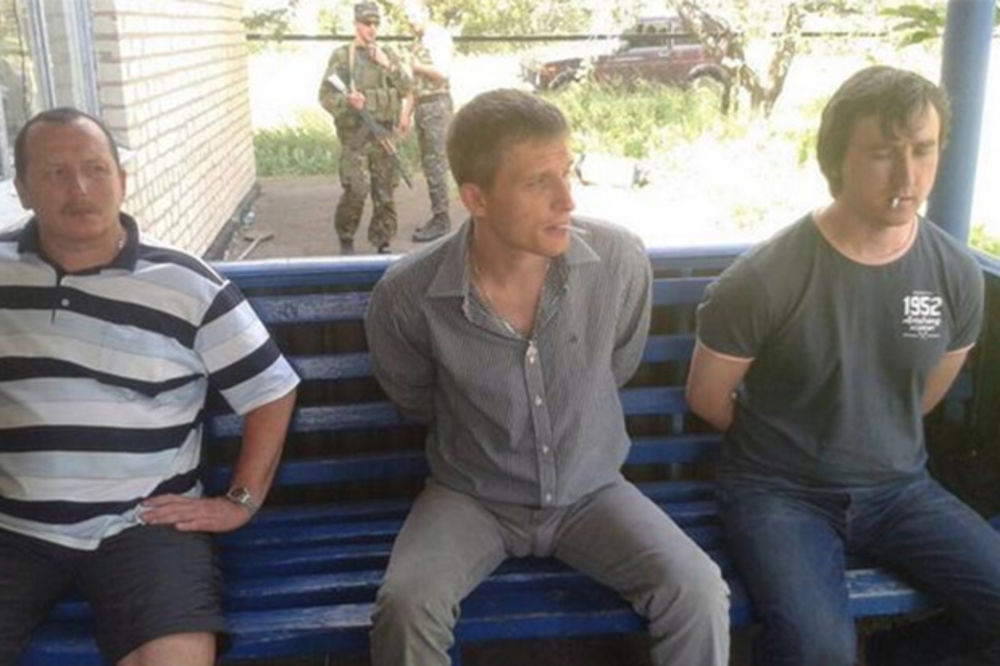 Još u ukrajinskom zatočeništvu: Oleg Sidjakin (u sredini) i Marat Sajčenko (desno) Foto Printscreen Twitter