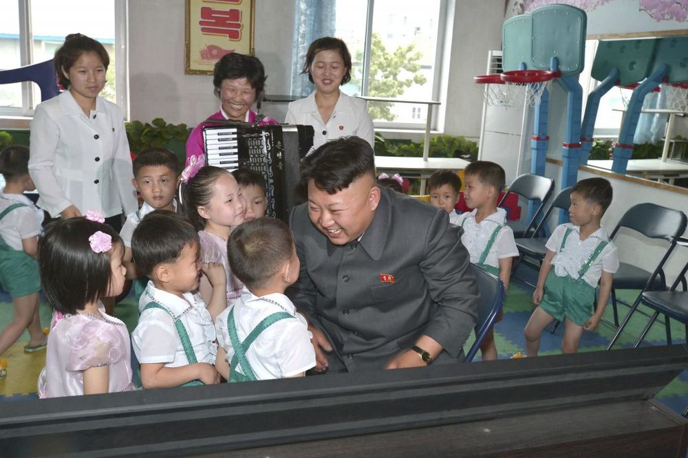 Čak im je pročitao i bajku za laku noć; Kim Džong Un s mališanima u sirotištu Foto Reuters