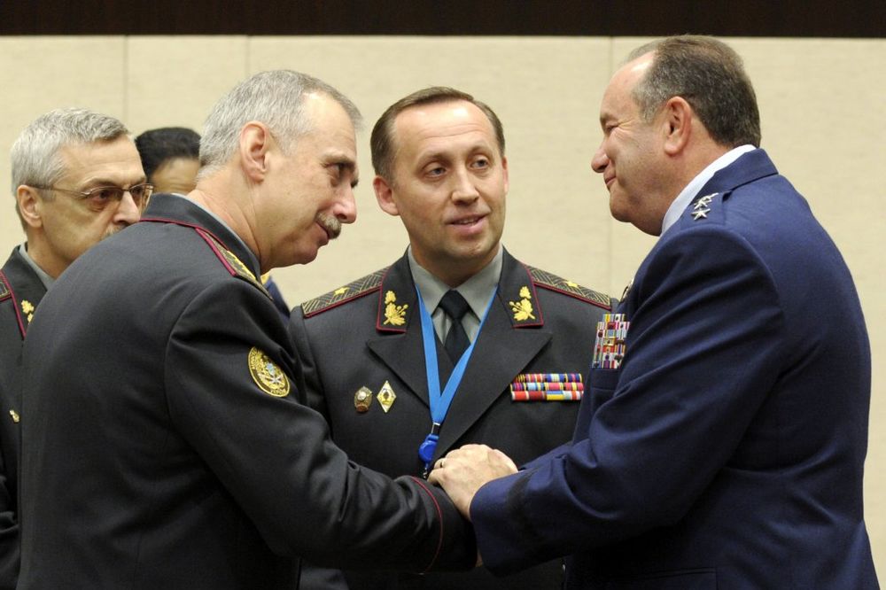 General Filip Bridlav (D) sa ministrom odbrane Ukrajine Mihailom Kovalom (L) u štabu NATO 4. juna Foto Reuters