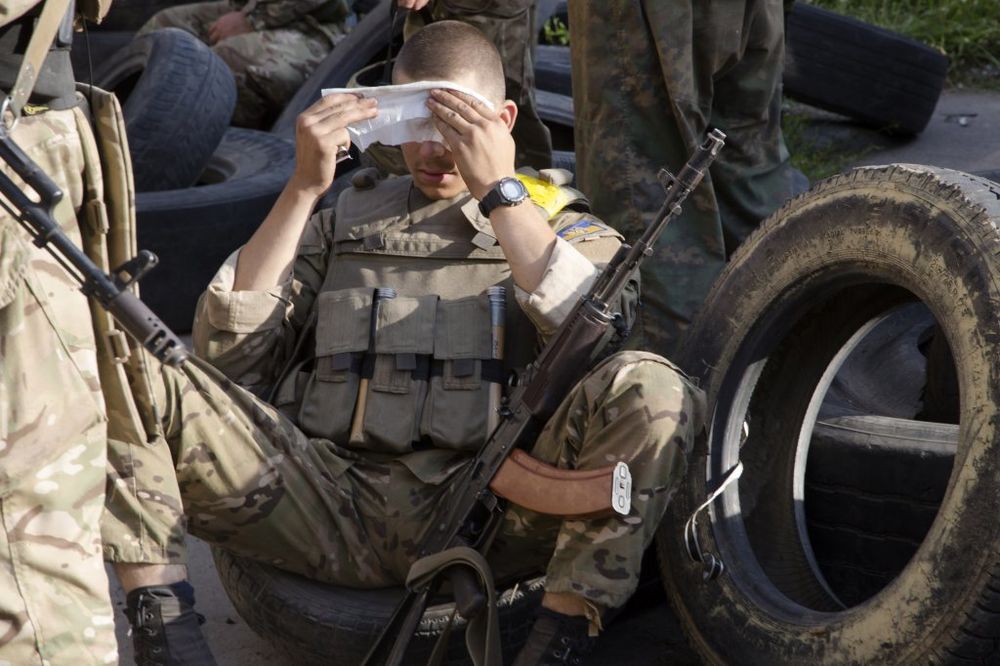 Ukrajinski vojnici se žale na slabu hranu, naoružanje i platu Foto AP