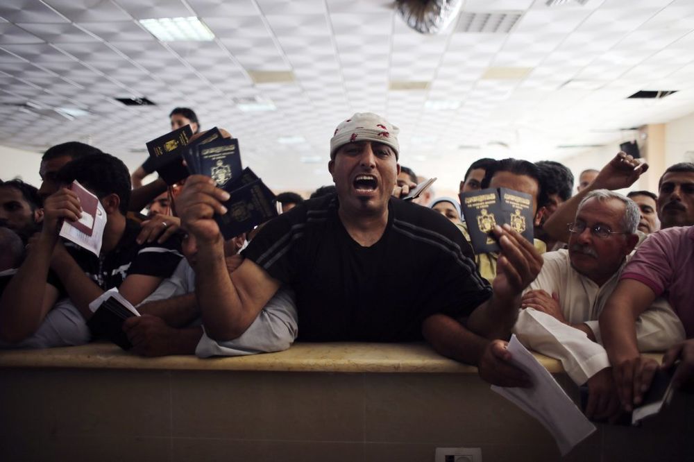 Palestinci koji imaju pasoše pokušavaju da s porodicama pobegnu u Egipat, Foto Reuters