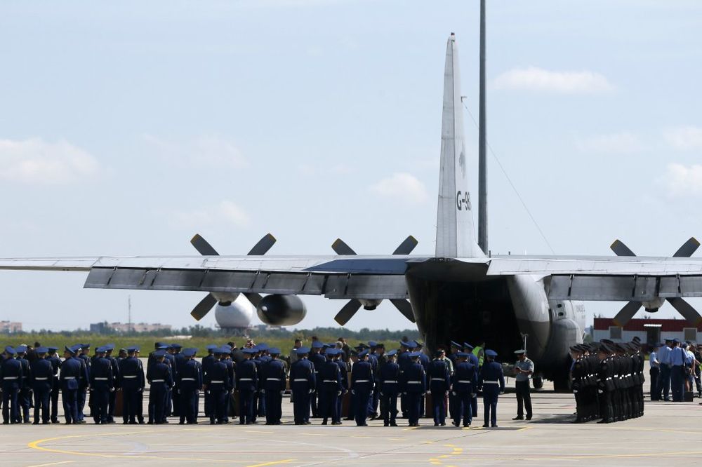 Poslednja počast na aerodromu u Harkovu žrtvama iz boinga 777 MH17, Foto Reuters