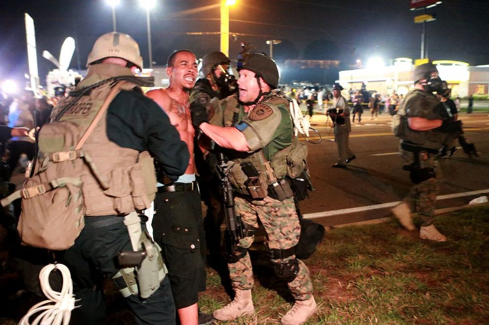 Policija je suzavcem rasterivala demonstrante, Foto AP