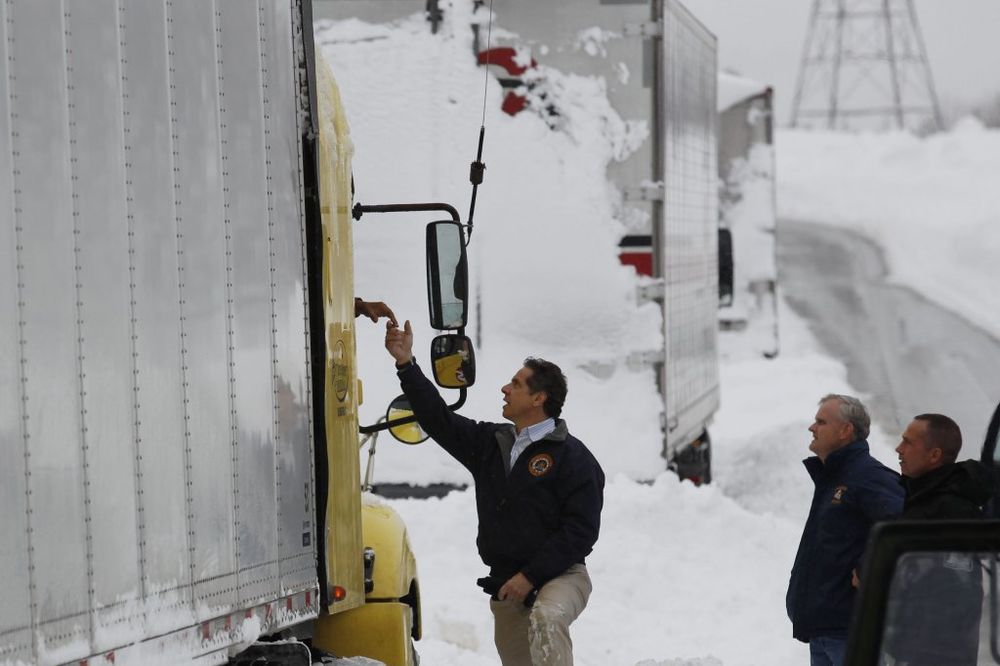 Guverner Njujorka Endru Kuomo (pored kamiona) lično je proveravao kako napreduje čišćenje snega (Foto: AP)