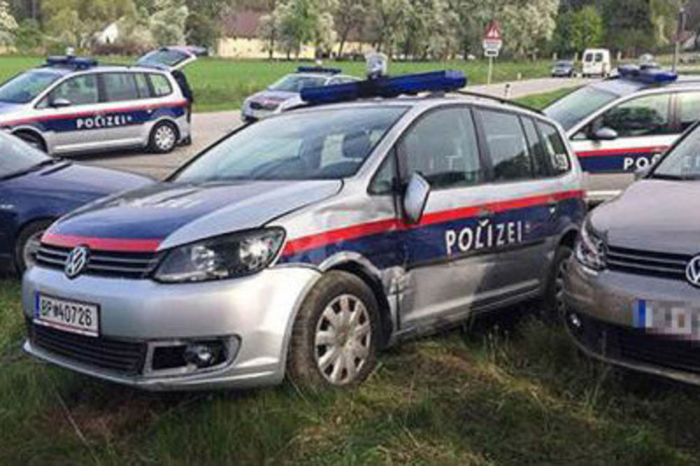 Udareni policijski automobili (Foto LPD NÖ)