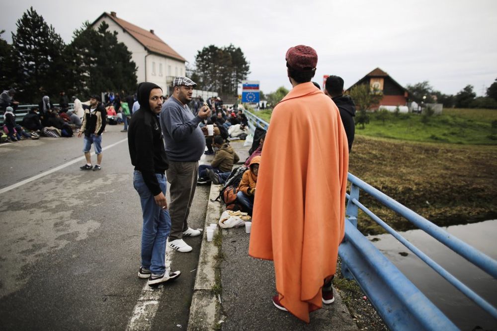 Migranti na mostu Harmica, Foto AP