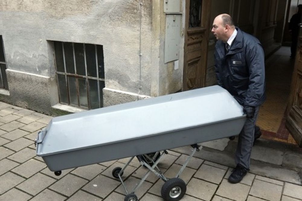 Odvoze telo žrtve (Foto Printscreen Osterreich)