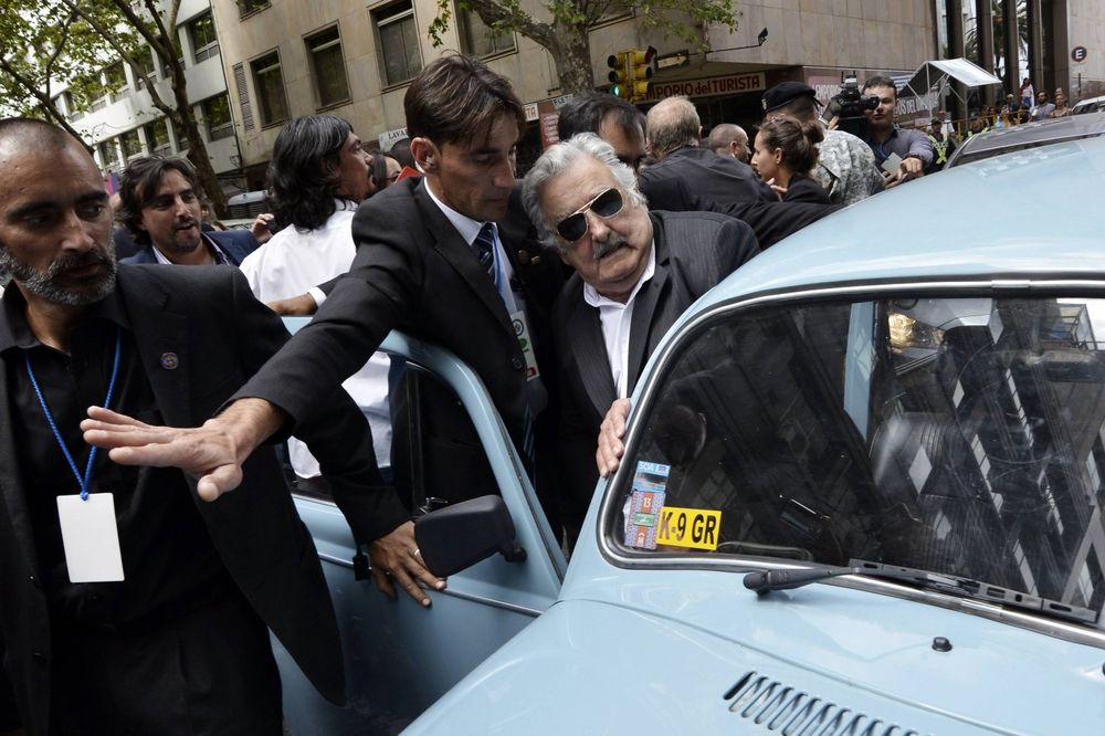 Hoze Muhika vozi i dlaje svoju prastaru bubu (Foto: Reuters)